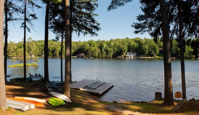 Relaxing Luxury Lakefront Stay - Short walk to Town, Water Safari & Dining. in Old Forge