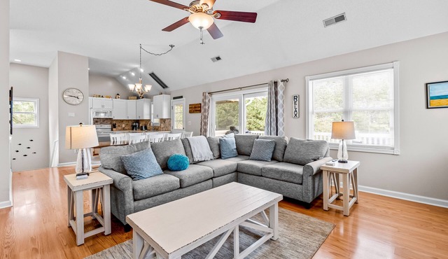Retreat with private pool, hot tub-close to beach!