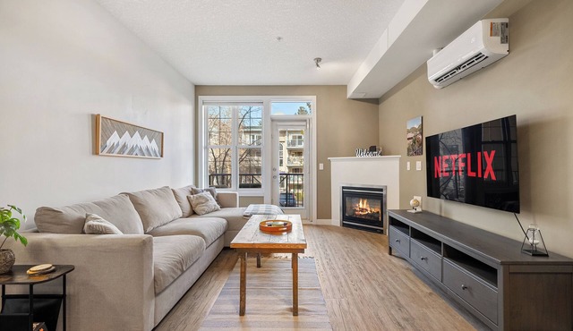 River Downtown Condo, King Bed, AC, Underground Parking, Saddledome & Stampede in Calgary