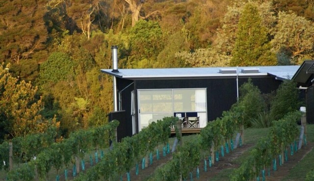Riverside Matakana luxury apartment style bach in Matakana