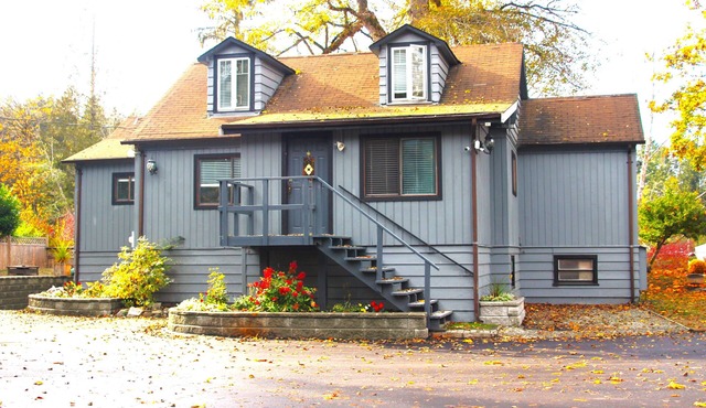Riverside Resort - House on the River (4 Bed 3 Bath Character House) in Qualicum Beach