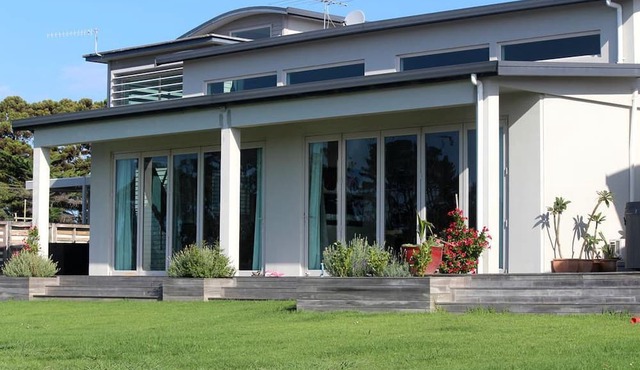 Romantic Getaway Accommodation with Breathtaking Views in Waitoki, North Island in Waitoki