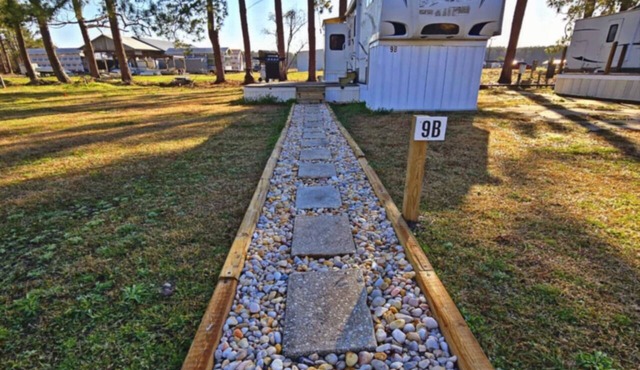 Romantic tiny getaway. Luxury RV, 3 miles to beach. 20 miles to Lejeune and Cherry Point in Swansboro