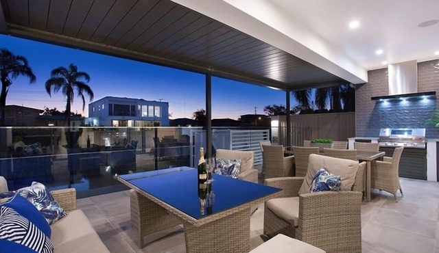 Room for everyone in this luxurious waterfront property! in Gold Coast