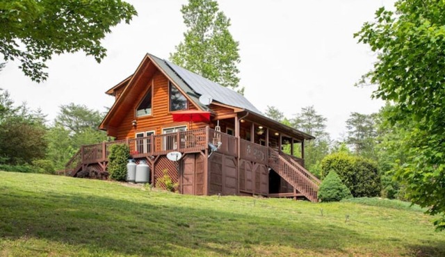 Rustic Eco-friendly Log Cabin Stunning Views 2+acres in Lake Lure