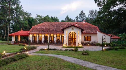 SaffronStays Biccode Woodside Heritage in Belūr
