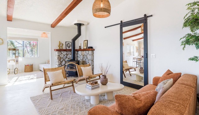 Scenic Mountain View Desert Escape. Located between Palm Springs & Joshua Tree in Morongo Valley