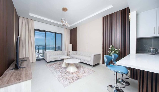 Seafront Apt w/Pool & Gym near Attractions