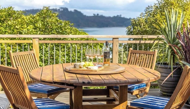 Seahorse Cottage - Overlooking Onetangi Beach