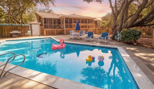 Seascape Cottage - Kitty Hawk, MP 3.5, 300 Yds to Beach, Pool, Foosball, Near Golf Course, Pets OK in Kitty Hawk
