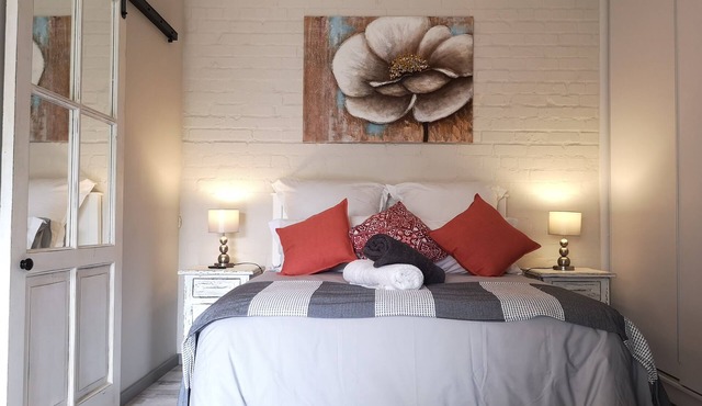 Self Catering Fully Equipped Cottage set in a leafy suburb in Plumstead