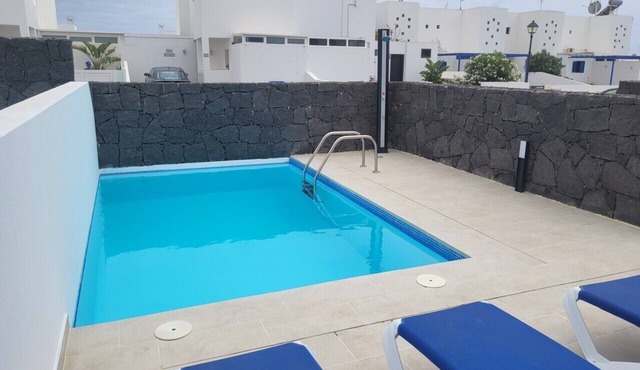 Semi-detached Villa, 2 bedrooms, 2 bathrooms, private pool, WiFi, parking in Playa Blanca