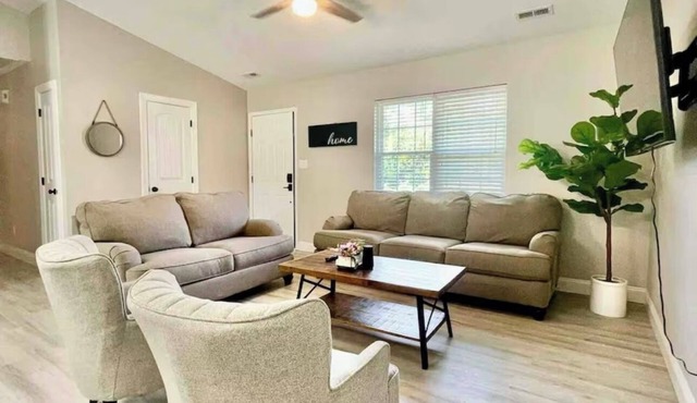 Serene 3-bedroom house w/big yard in Jacksonville in Jacksonville