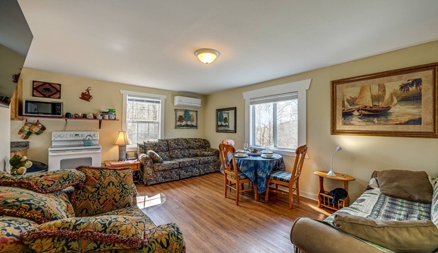 Ski & hike/Shared Hot tub: Cozy Whittier Retreat! in Whittier