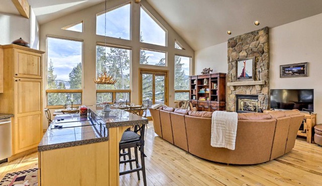 Ski-In/Out Breckenridge Gem w/Hot Tub!