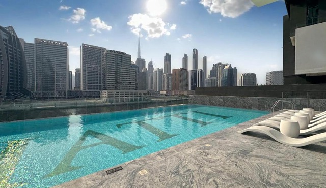 Skyline Views Chic 1BR with Canal Vibes