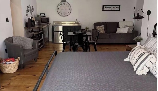 Sleep at Simplicity - Downtown Loft & Boutique