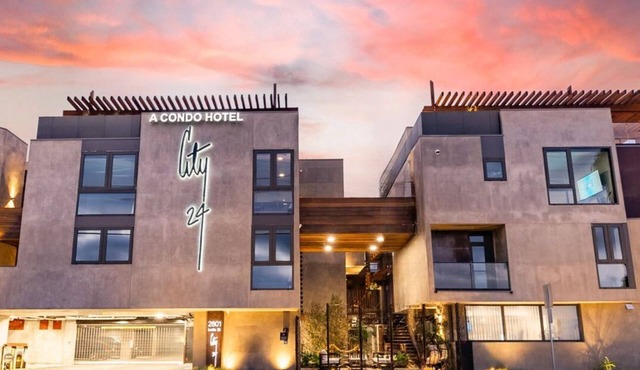 Sleeps 2 — Bay Views, Parking, Rooftop, Priv Patio in San Diego