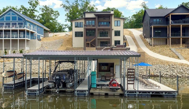 Sleeps 29, Protected Cove, Lake View, Game Room in Camdenton