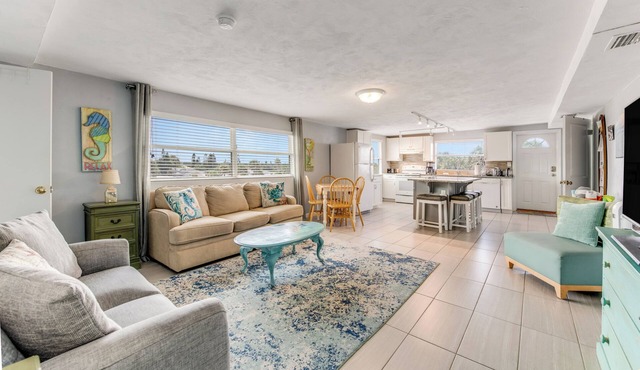 Sleeps 8/Ocean views/Private Deck/Beach Gear/Steps to Ocean/Trailer Parking in Ormond Beach