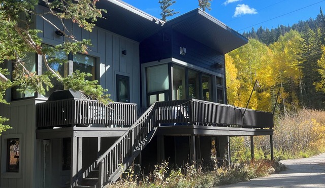 Slopeside Cabin by Cottonwood Lodging in Brighton