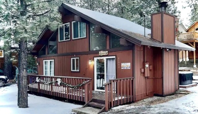 So Woodsy Cabin, spa, near slopes, EV charger in Big Bear Lake