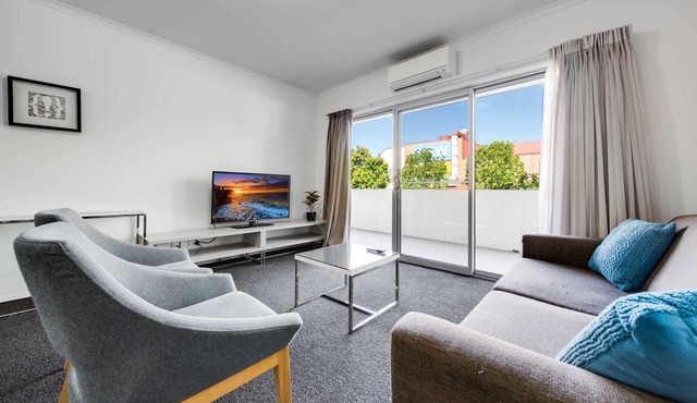 Spacious 2-Bed Conveniently by Lake Tuggeranong in Greenway