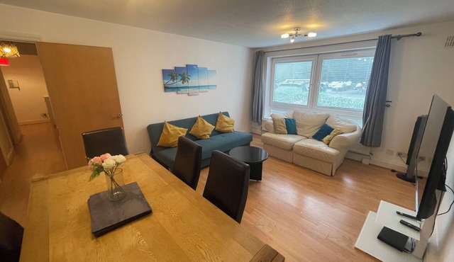Spacious 2-bed ground floor apartment near Heathrow with free parking for 2 cars