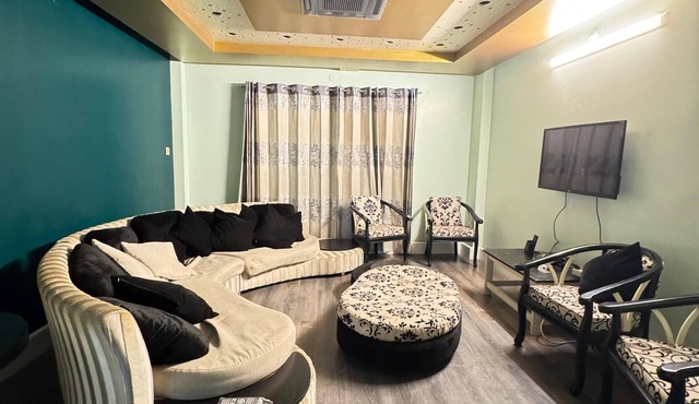 Spacious 3‑BR Bashundhara Flat AC, Wi‑Fi & Balconies. KeyHost Homes in Dhaka