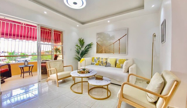 Spacious 3BR Condo, Beautifully Designed, Fully Stocked Kitchen, Full AC, Fast Wi-Fi in Santo Domingo Este