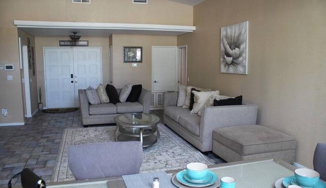 Spacious 4-bedroom pool house in fabulous Lancaster with AC in Lancaster
