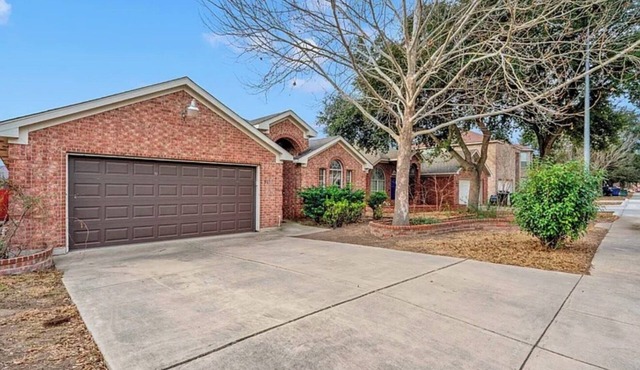 Spacious 4 bedroom house in awesome San Antonio with AC GAMEROOM POOL TABLE in San Antonio
