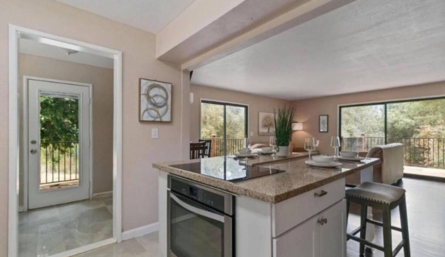 Spacious 4-BR Retreat in Auburn w/AC & King Bed in Auburn