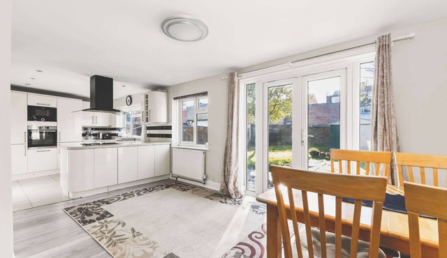 Spacious 4BDR House with Parking by Heathrow