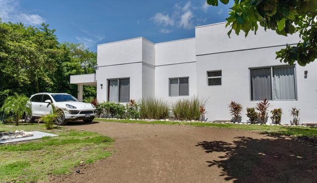 Spacious 4bedroom villa plus 2 bedroom guest house same property. in Carrillo sardinal