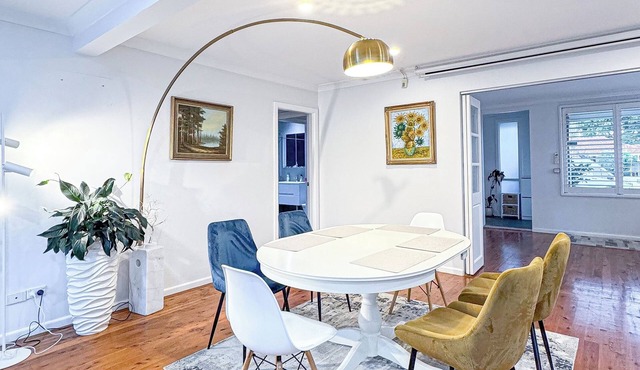 Spacious 4BR Home with Swimming Pool | Free Parking in Picnic Point