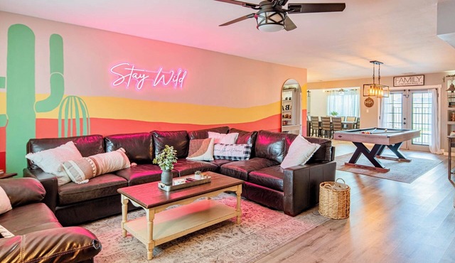 Spacious 4BR house with Pool Table, Games, AC, Fast WiFi, Workspace, in Glendale in Glendale