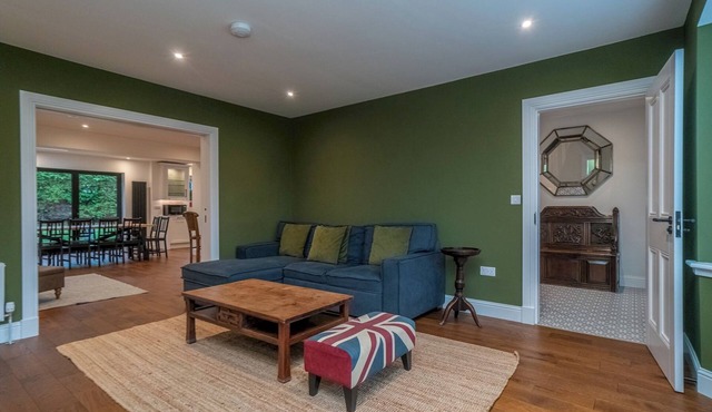 Spacious 5-Bed Home with Garden & Parking - Pass the Keys in Edinburgh