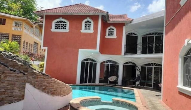 Spacious 5-bedroom house in lovely Kingston with WiFi, AC in Kingston