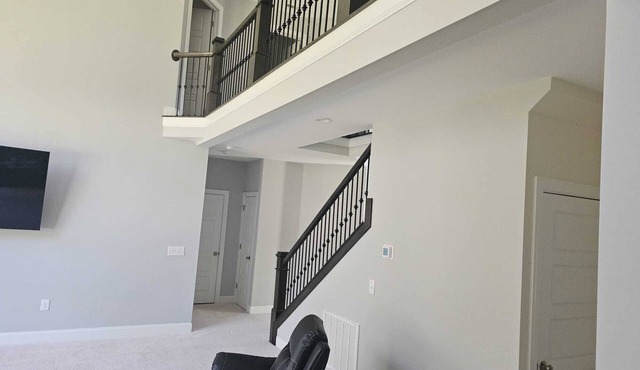Spacious 5-bedroom house in delightful North Raleigh with AC, WiFi. in Raleigh