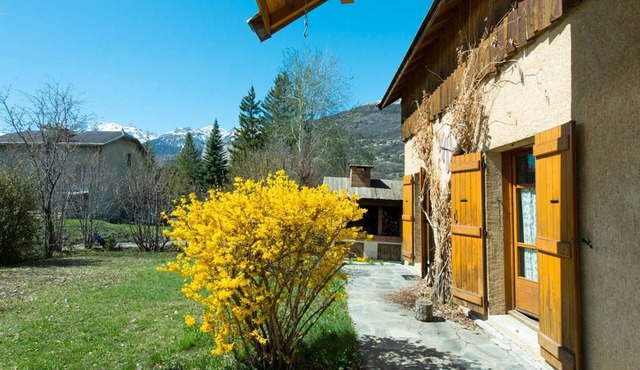 Spacious 6-Bedroom Villa in Briançon with Fireplace, Terrace, and Garden in Briançon