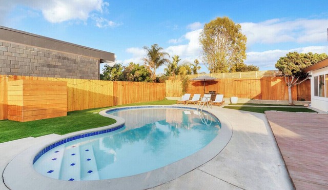 Spacious & Central 5-bedroom house in San Diego with Pool + Firepit, Sleeps 11 in San Diego