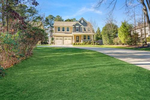Spacious Family Getaway ~ Fire Pit~ Private Office in Raleigh
