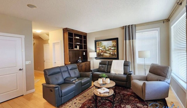 Spacious Family Oasis ~ Balcony ~ Yard ~ BBQ ~ Pkg in Calgary
