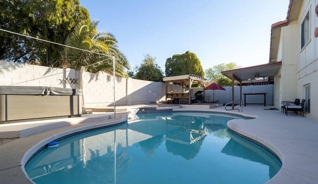 Spacious house, pool heater, hot tub, billiards in Glendale