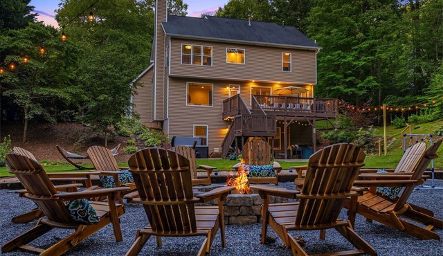 Spacious & Luxe~Hot Tub~Bocce~Fenced Backyard~Mins to Downtown! in Asheville