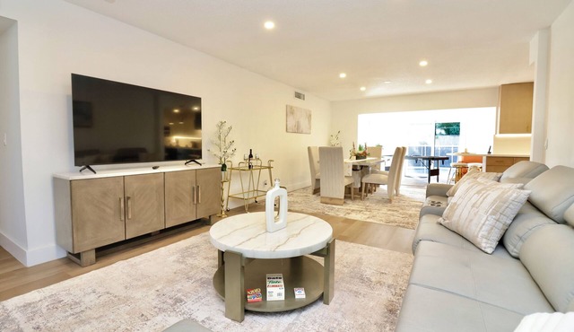 Spacious Luxury Oasis Getaway w/pool 15 mins from beach in Fort Lauderdale