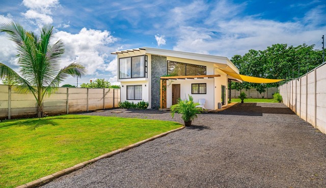 Spacious modern home with firepit, lush yard, dog friendly & near beach in Playas del Coco
