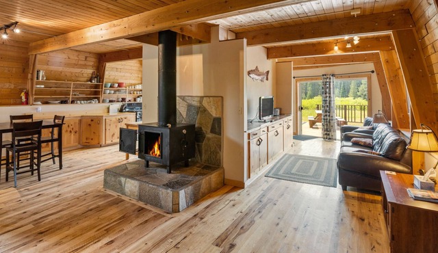 Spacious Mountain Cabin-8 min from Yellowstone Nat. Park On Private w/ View in West Yellowstone