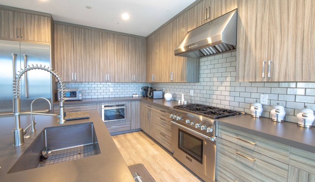 Spacious ocean view home with a basketball hoop, firepit, & grill - dogs ok in San Diego